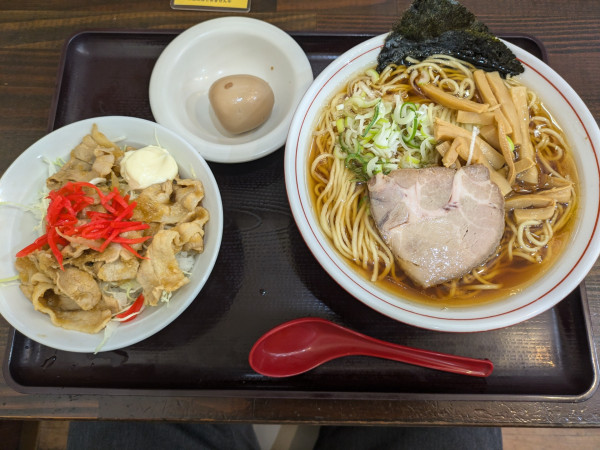 「豚生姜焼き丼と中華そば＋味玉」@ラッキー食堂まとや 千曲店の写真
