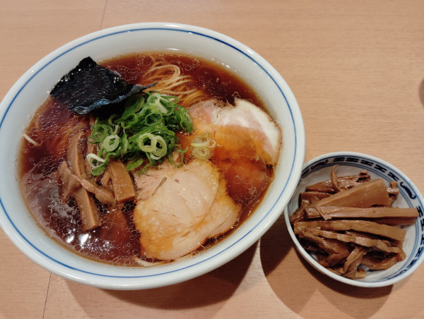 「醤油らぁ麺　　　1300円　　メンマ　100円」@らぁ麺 すぎ本の写真
