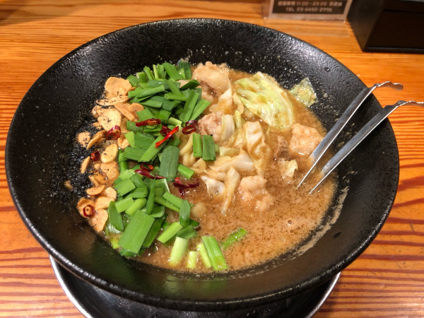 「ニラだくマルチョウらぁめん」@らぁ麺屋 つなぎの写真