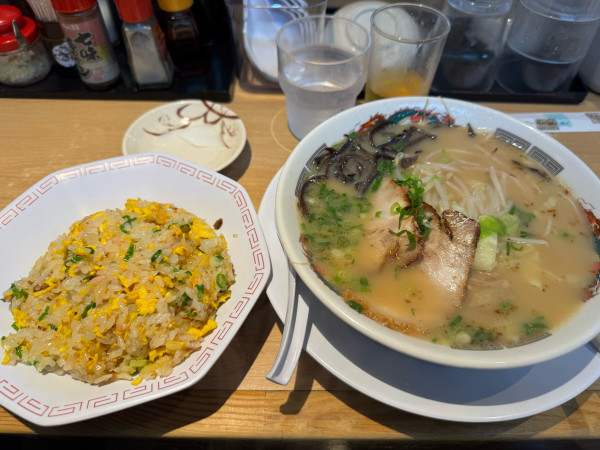 「ラーメン半チャーハン」@ラーメン小金太の写真