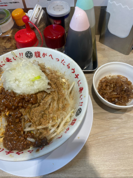 「まぜそば　漬け脂」@山勝角ふじ  新三郷店の写真