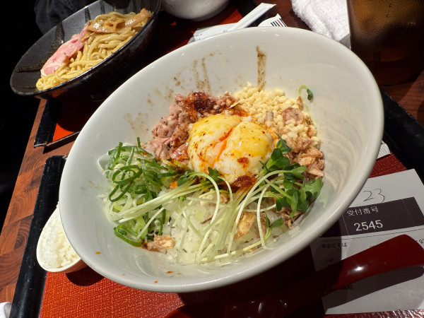 「辛煮干しまぜそば」@麺匠 慶次 京橋OBP店の写真