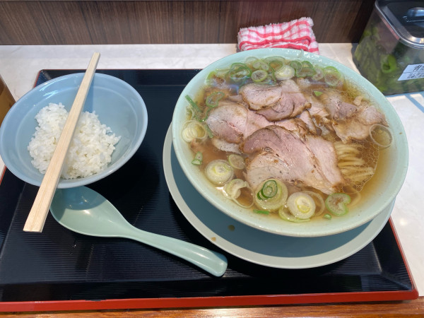 「チャーシュー麺980円+ライス（小）」@新橋ニューともちんラーメン 川崎駅前店の写真