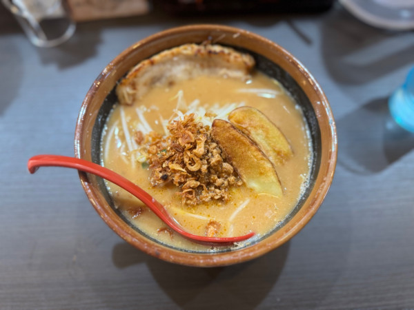 「北海道味噌炙りチャーシュー1枚乗せ 1056円」@麺場 田所商店 新宿西口店の写真