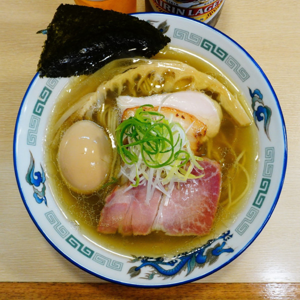 「特製鶏らぁめん（白醤油）＋瓶ビール（おつまみ付き）」@麺屋 いちょうの写真