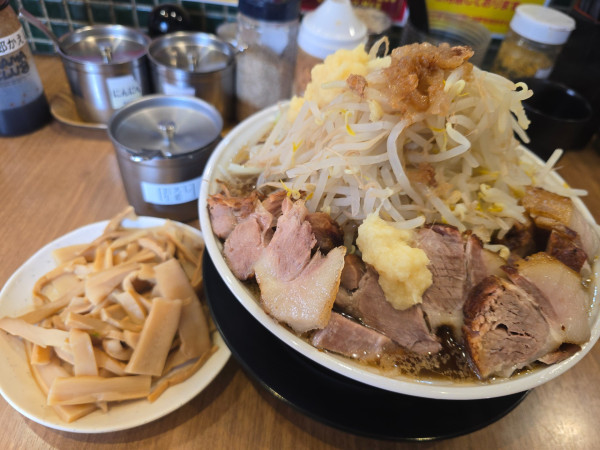 「大豚ラーメン(麺375g 肉4枚) ・メンマ ¥1,400」@ラーメン 裏二郎 日吉本店の写真