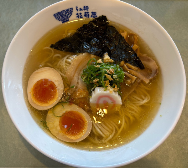 「塩らぁ麺＋味玉」@らぁ麺 花萌葱の写真