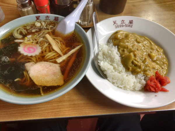 「半カレーライスラーメン（800円）」@足立屋の写真