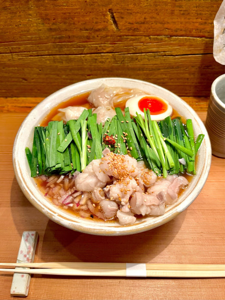 「【限定】黒毛和牛のもつにらあ ワンタン2P 〆ご飯」@Homemade Ramen 麦苗の写真