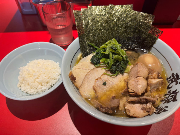 「武将ラーメン+コロ肉+サービスライス(少な目)」@家系らーめん 武将家 浅草店の写真
