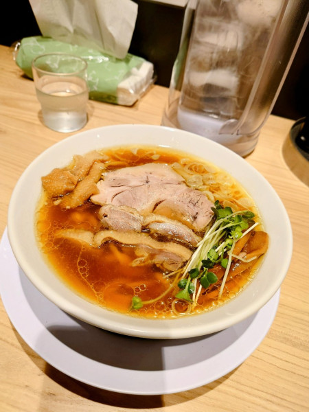 「中華そば 醤油 鶏皮」@手打 親鶏中華そば綾川 大成店の写真