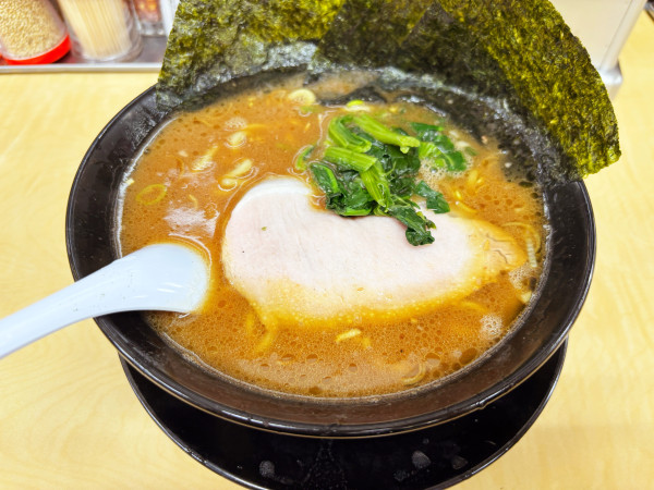 「豚骨醤油ラーメン 950円」@ら〜めんぎょうてん屋GOLD 東名厚木店の写真