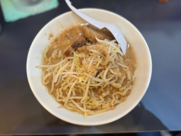 「ミニ豚恋ラーメン(150g)ニンニク少なめ野菜少なめ900円」@ラーメン豚に恋してる 新宿歌舞伎町店の写真