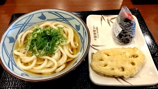 「かけ＋れんこん天ぷら」@丸亀製麺 八王子高倉店の写真
