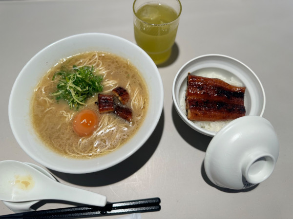 「山田のうな骨らーめん・小うなぎ飯セット2800円」@山田のうなぎ うな骨らーめん 築地本店の写真