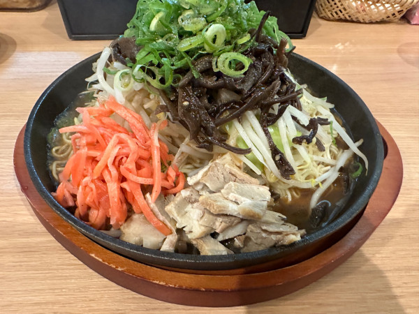 「鉄板焼きラーメン（並盛・100g）840円」@ばりきや源流の写真