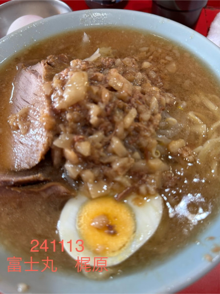 「ラーメン半分＋生玉子　1,050+100」@ラーメン富士丸 明治通り都電梶原店の写真