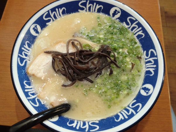 「博多ShinShinらーめん 生麺」@博多らーめん ShinShin 天神本店の写真