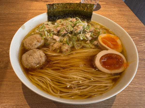 「貝出汁ねぎ肉醤油ラーめん　味玉➕つくね【限定】」@貝出汁ラーめん クラムの写真