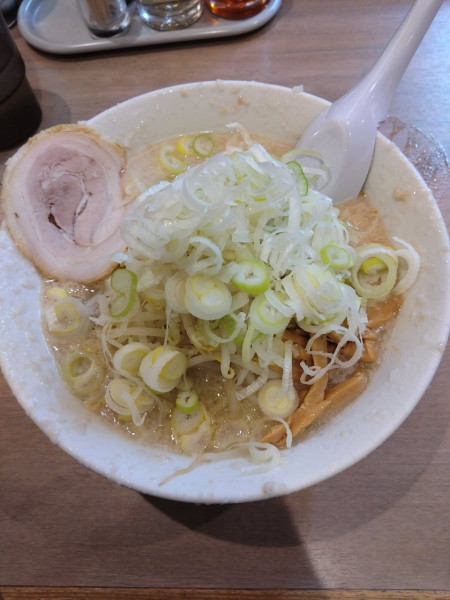 「しょうゆらーめん（ギタギタ）（薬味多め）」@こってりらーめん なりたけ 津田沼店の写真