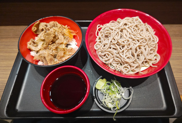 「【店舗限定/期間限定】生姜とスパイス香るミニ豚玉ねぎ丼セット」@名代 富士そば 品川店の写真