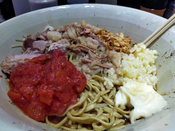 「汁なし・大700・生卵・赤（ちょい脂・にんにく・マヨネーズ少」@ラーメン富士丸  西早稲田店の写真