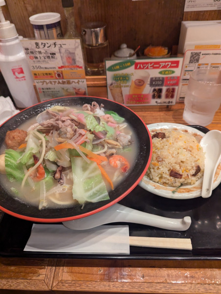 「特製ちゃんぽん大盛+半チャーハン」@ちゃんぽん 由丸 品川港南店の写真