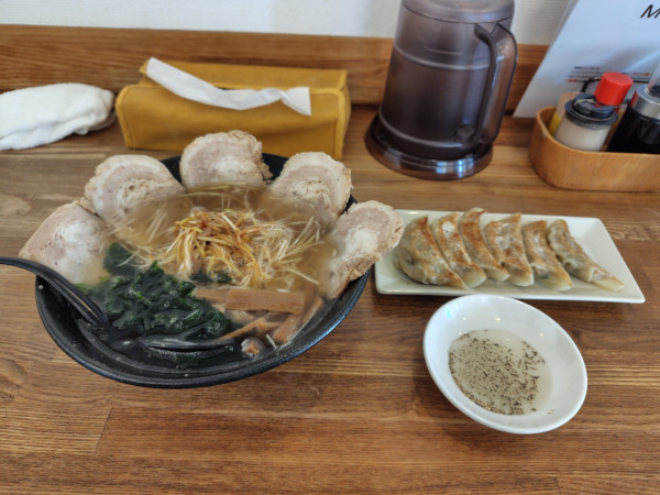 「ネギ味噌チャーシュー1250円＋焼餃子400円」@らーめん榎穏の写真