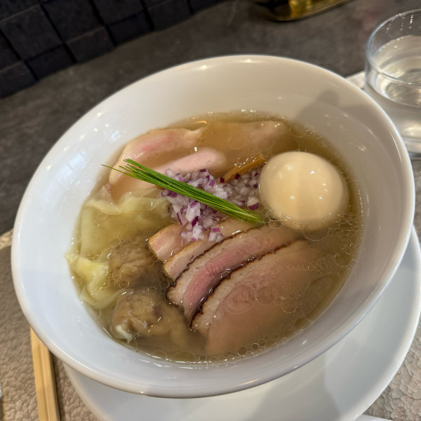 「中華蕎麦〈塩〉特上」@宍道湖しじみ中華蕎麦 琥珀 池袋店の写真