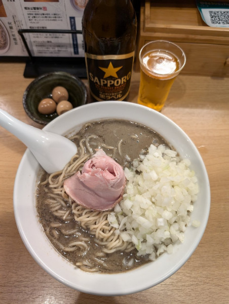「特濃煮干蕎麦＋玉ねぎ増し＋うずら味玉＋サッポロ黒ラベル」@麺処 にぼし香の写真