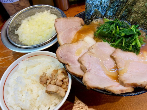 「チャーシューメン1200円＋玉ねぎ200円＋ライス190円」@末廣家の写真
