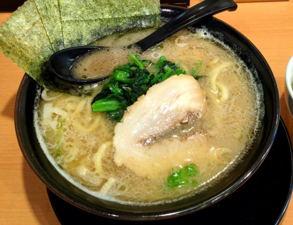 「豚骨ラーメン（醤油）」@つけ麺らーめん 春樹 北赤羽店の写真