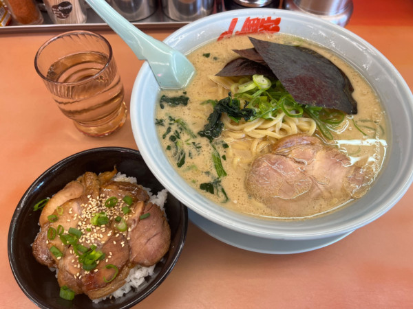「醤油ラーメン＋Aセット（チャーシュー丼）＋大盛り」@ラーメン山岡家 いわき店の写真