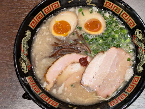 「豚骨らーめん味玉入り」@博多 一星 霞が関店の写真