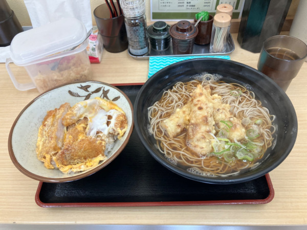 「カツ丼セット　そば大盛り　ちくわ天」@立ちそば にはちの写真