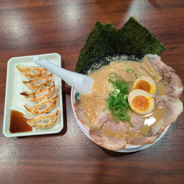 「コク旨全部のせラーメン＋餃子」@ラーメン魁力屋 鶴ヶ島店の写真