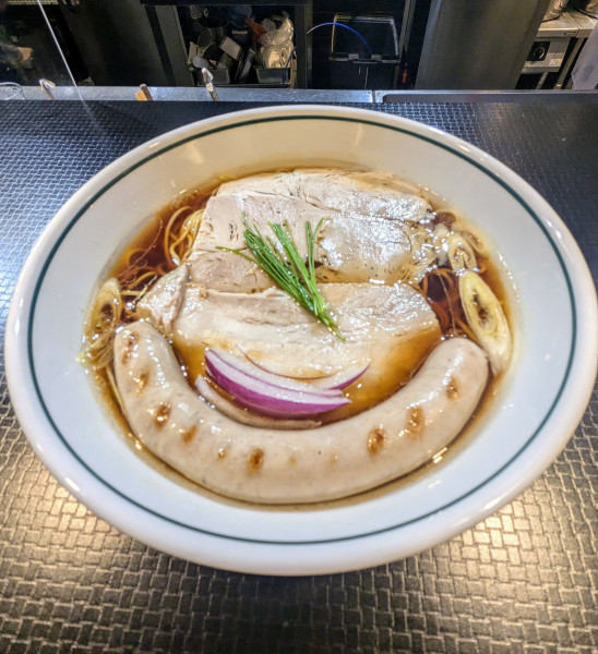 「ソーセージラーメン 醤油 1,200円」@豚一頭 清湯麺の写真