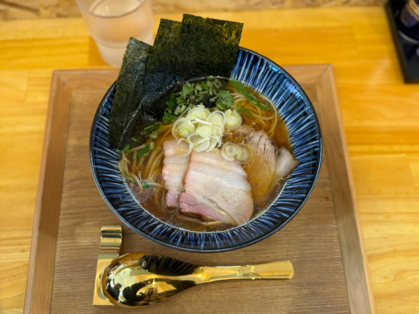 「醤油ラーメン 900円＋オープン記念サービス海苔2枚」@JAPANESE RAMEN マンちゃん 住吉店の写真