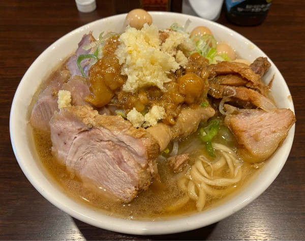 「【限定】モツ煮ラーメン(味噌味)、豚増し、うずら」@ピコピコポンの写真