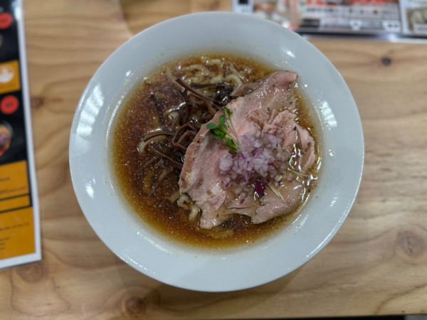 「煮干醤油ラーメン 910円(税込1000円)」@福島屋 秋葉原店の写真