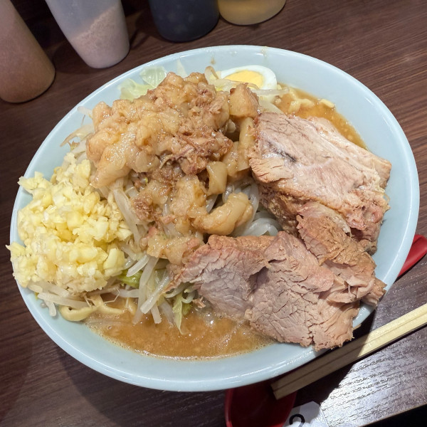 「ラーメン普通（大）400g＋味噌に変更『コール』全部」@ラーメン富士丸  西早稲田店の写真