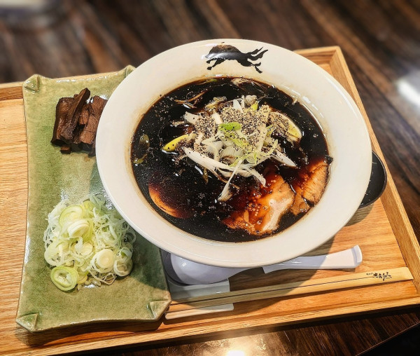 「温かいBLACK煮干しそば【限定】」@麺馳走オオカミの写真