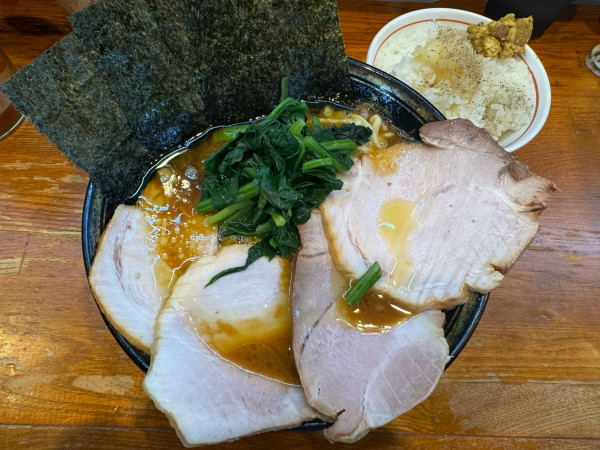 「チャーシューメン中盛り➕ライス」@末廣家の写真