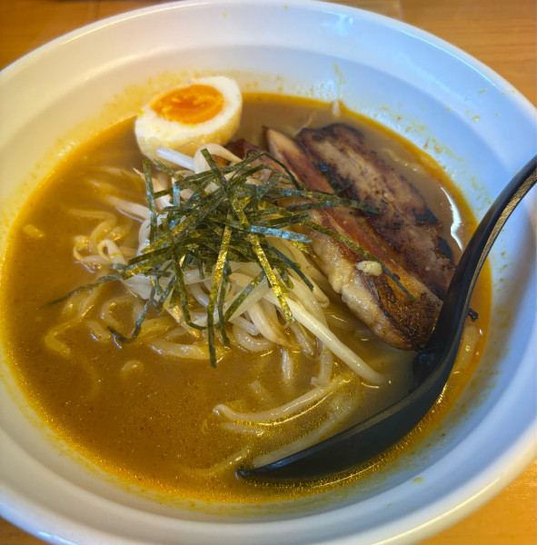 「ランチ限定メニュー:カレーラーメン&半カレーライス」@魔女のカレーの写真