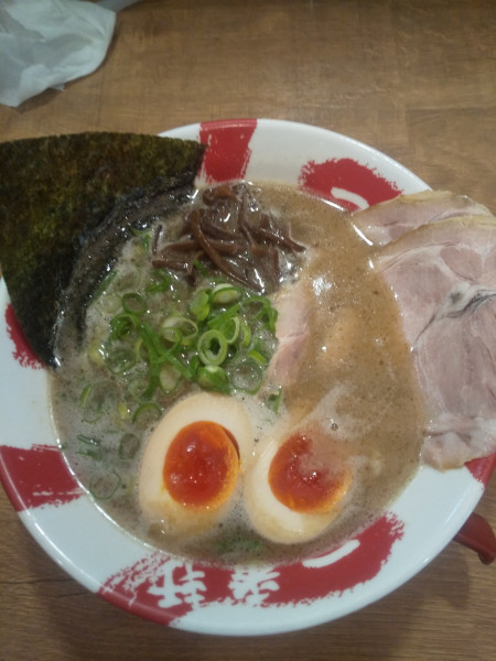 「半熟赤身味玉入り（黒豚骨）」@名古屋豚骨 一番軒の写真