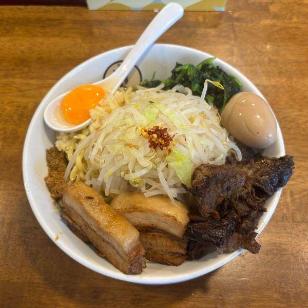 「牛すじ煮込みまぜそば【大大盛】」@麺屋しずる 豊川店の写真