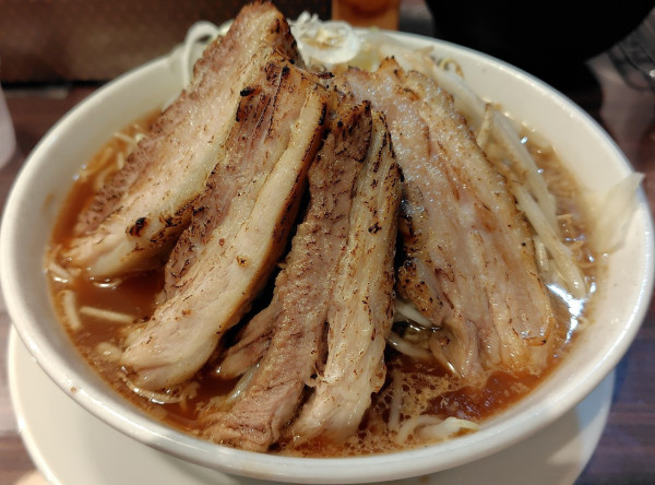 「本気の炙り焼豚そば 1360円」@本気の焼豚 プルプル食堂の写真