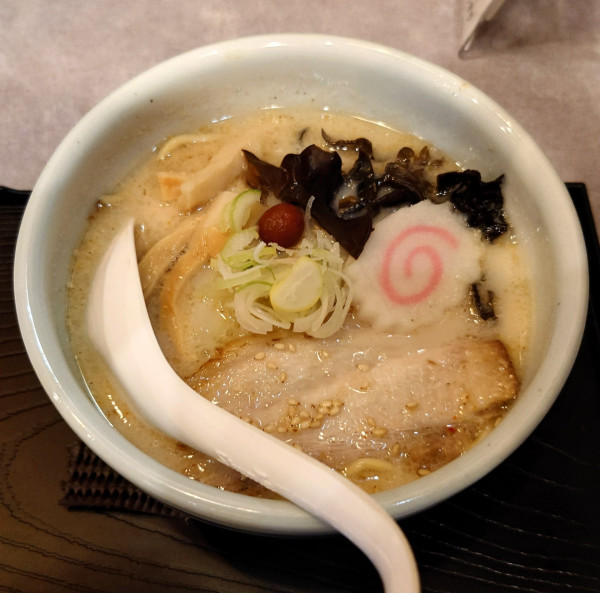 「しおらーめん(ちび盛り、950円)」@らーめん 山頭火 越谷イオンレイクタウン店の写真