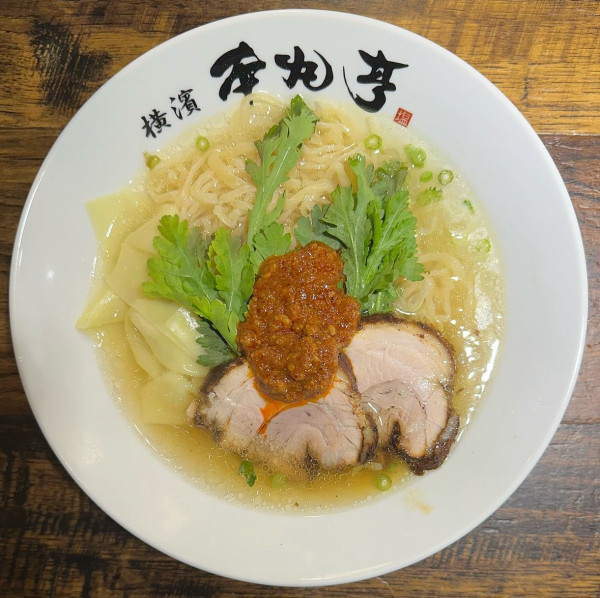 「赤丸塩ら〜麺」@本丸亭 市ヶ谷店の写真