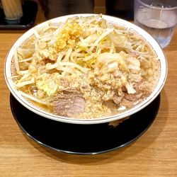 カネシ醤油味（麺200g）背脂、にんにく少なめ